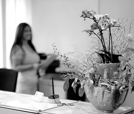 Ein Empfangstresen mit einer Orchidee im Vordergrund