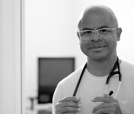 Fritz D.C. Yorks mit einem Stethoskop in einem Behandlungsraum