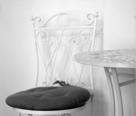 Ein gemütlicher Sitzbereich mit einem kleinen Tisch und gepolsterten Stühlen