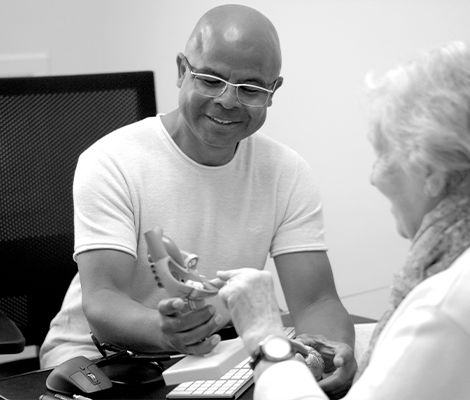 Fritz D.C. Yorks erklärt einer Patientin ein medizinisches Gerät